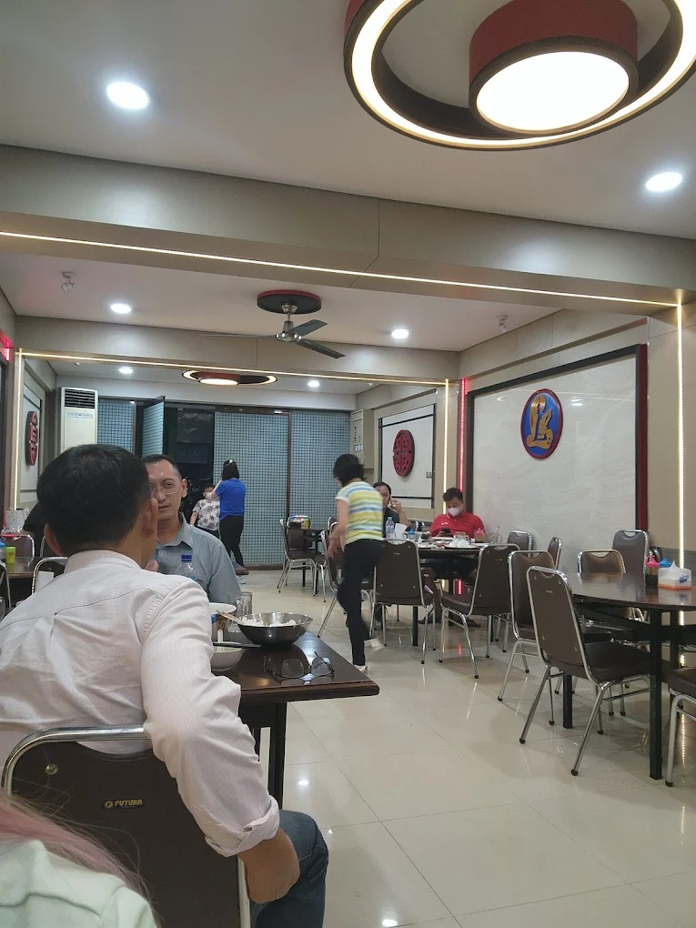 Suasana ruang makan keluarga Restaurant Lezat Baru